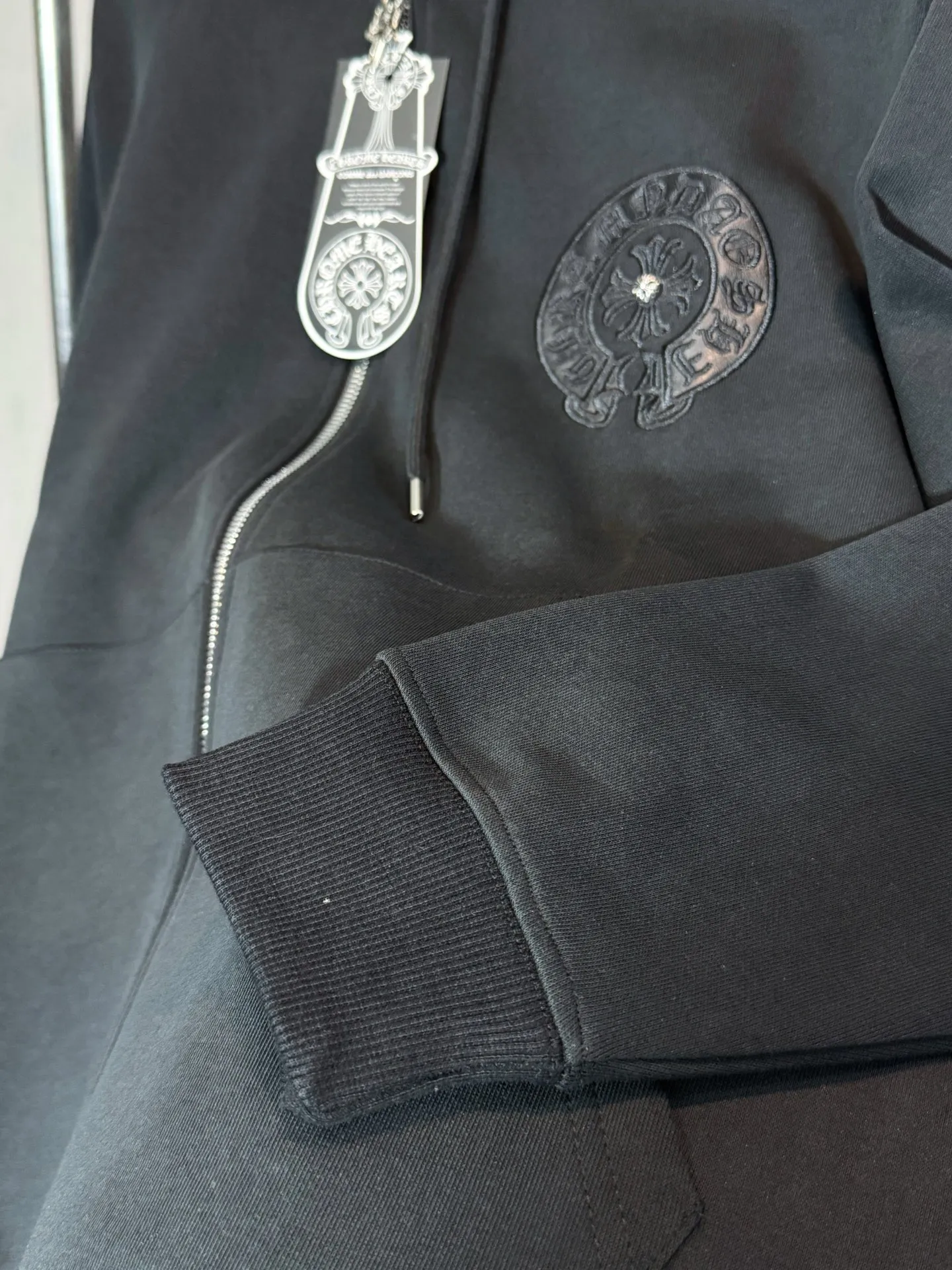 P330 model number: HE387 Chromehearts-Chrome heart embroidered leather label hooded jacket The fabric is made of 450g high-weight pure cotton composite fabric. The upper body of the fabric is smooth and three-dimensional, with a soft hand feel. The overall clothing is made of heavy embroidery + laser cutting patches + customized original Croxinliutin. The workmanship of the clothes is very heavy, and the details are well controlled. The original hardware sliders and zippers are customized, and the hat is also heavily embroidered. The overall effect is excellent. The original original label, three complete labels, large factory workmanship, Kuaishou Internet celebrity Xiaohongshu popular.  Color: Black Size: S M L XL